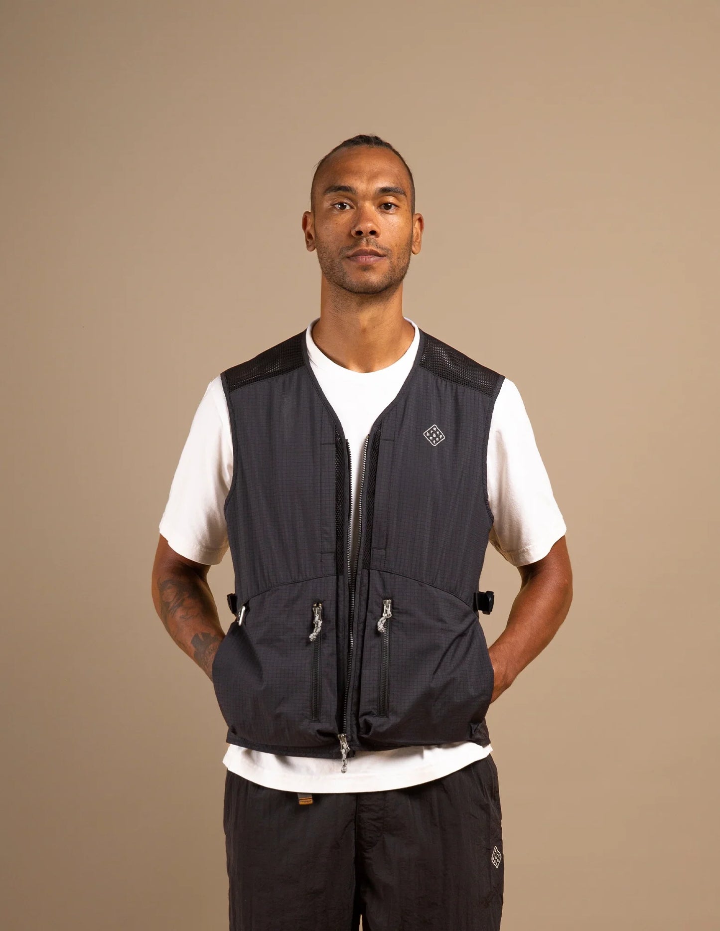 ARAFURU UTILITY VEST - BLACK
